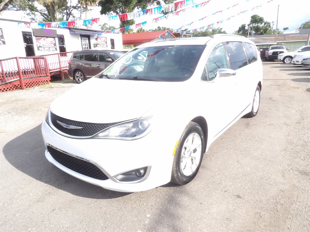 2020 Chrysler Pacifica Limited's photo
